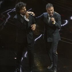 Sanremo 2024 serata finale Renga e Nek cantano "Pazzo di te" - RaiPlay Sound