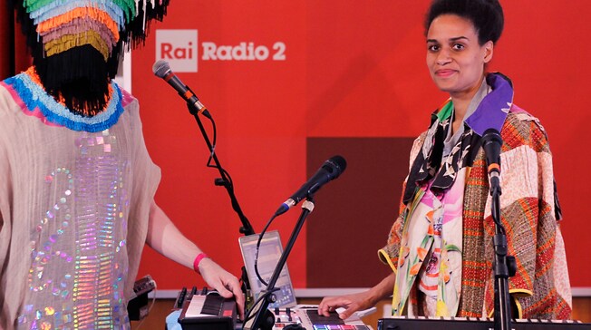 Oy - Everybody Searching (Live @ Musical Box Radio 2)